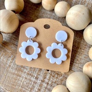 Small flower earrings, 70s flower earrings, White Flower Earrings